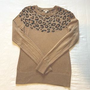Leopard accented thin sweater.